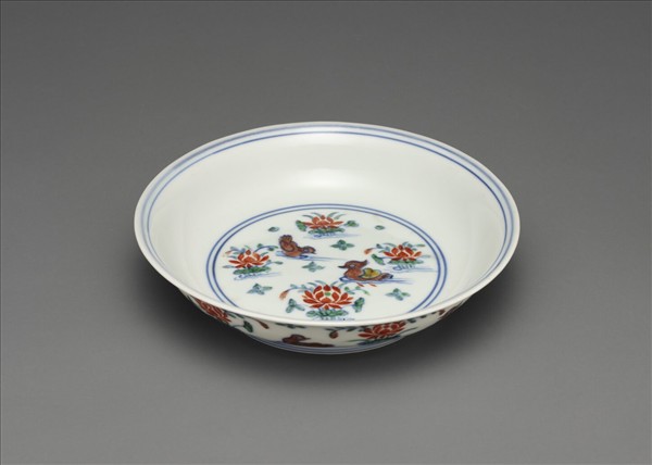 鬥彩蓮塘鴛鴦紋盤