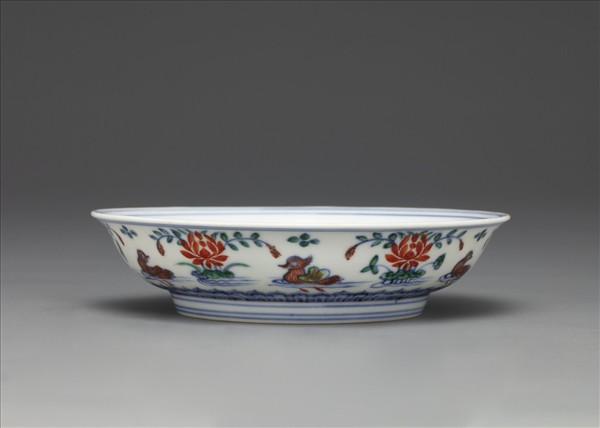 鬥彩蓮塘鴛鴦紋盤