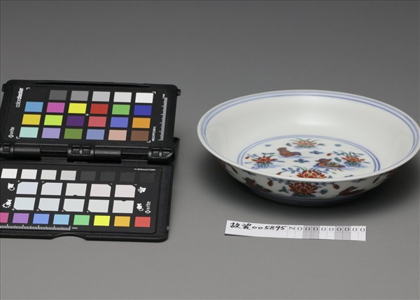 鬥彩蓮塘鴛鴦紋盤