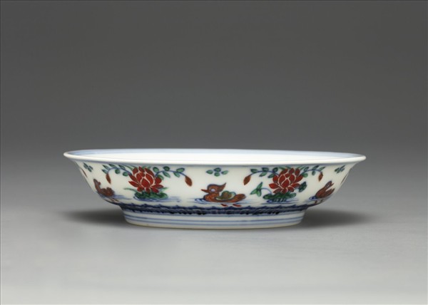 鬥彩蓮塘鴛鴦紋盤