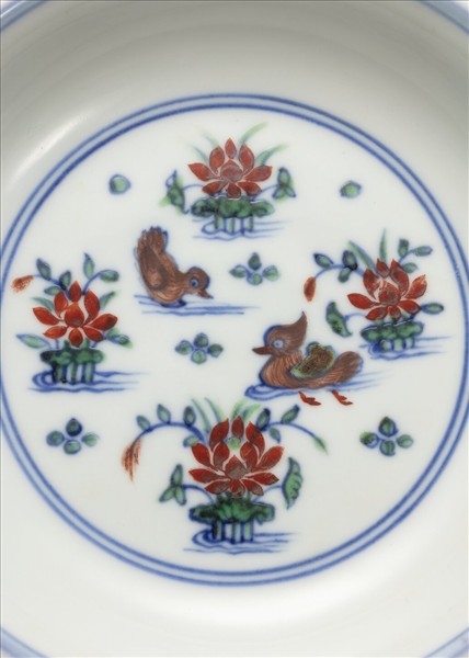 鬥彩蓮塘鴛鴦紋盤