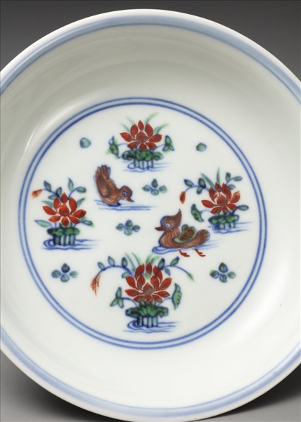 鬥彩蓮塘鴛鴦紋盤