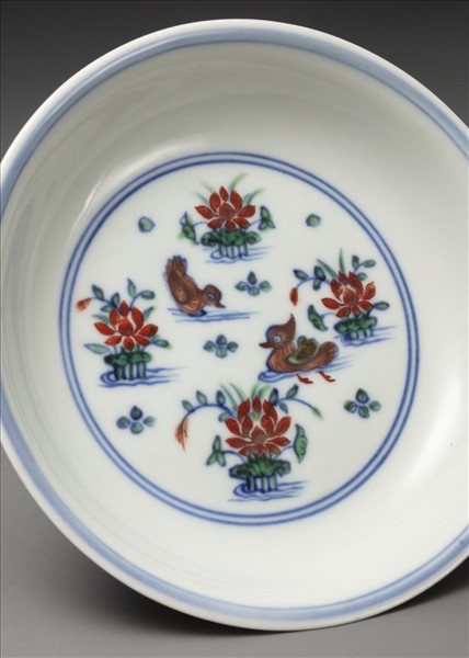 鬥彩蓮塘鴛鴦紋盤