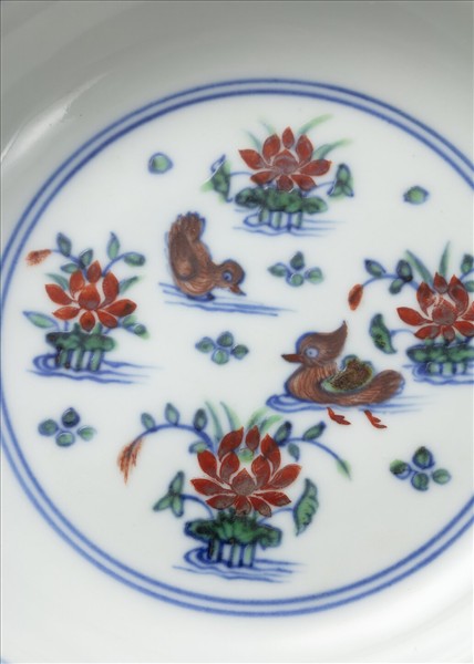 鬥彩蓮塘鴛鴦紋盤