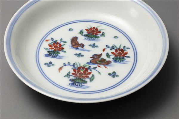 鬥彩蓮塘鴛鴦紋盤