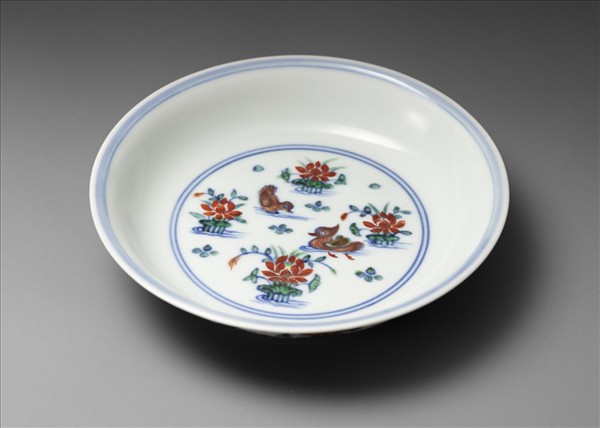 鬥彩蓮塘鴛鴦紋盤