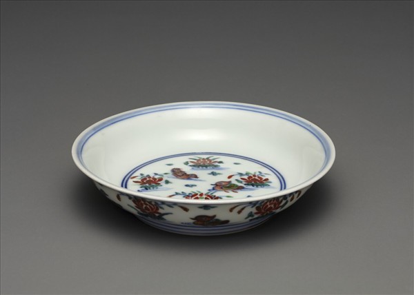 鬥彩蓮塘鴛鴦紋盤