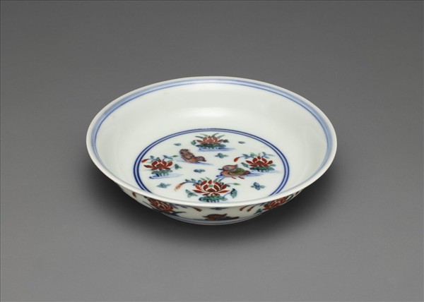 鬥彩蓮塘鴛鴦紋盤