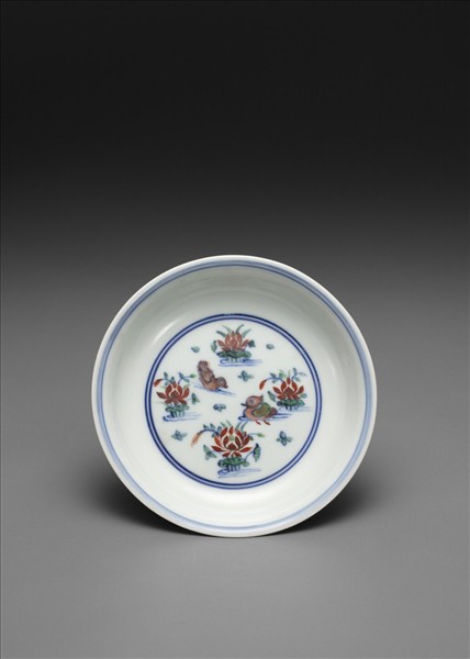 鬥彩蓮塘鴛鴦紋盤