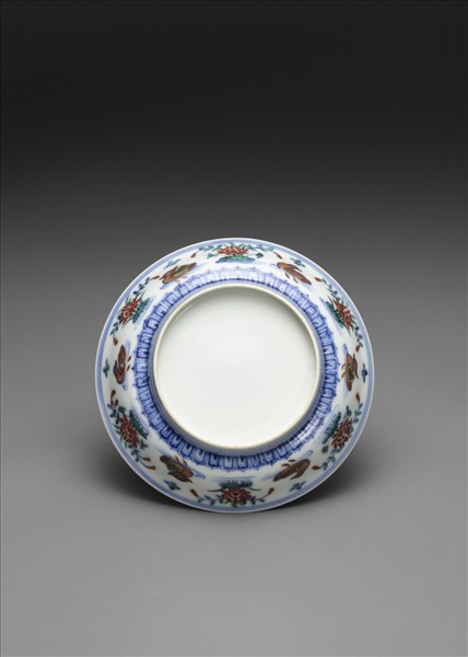 鬥彩蓮塘鴛鴦紋盤