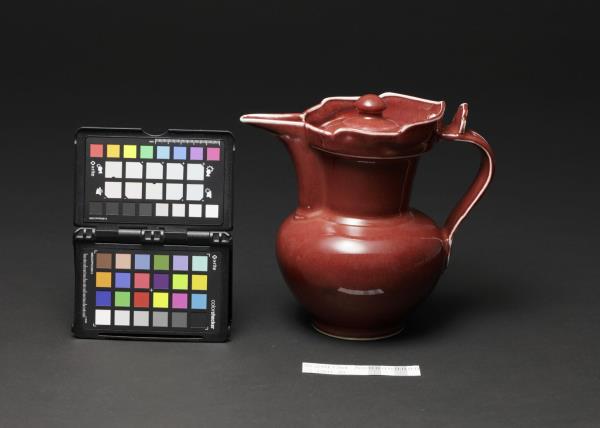 寶石紅釉僧帽壺