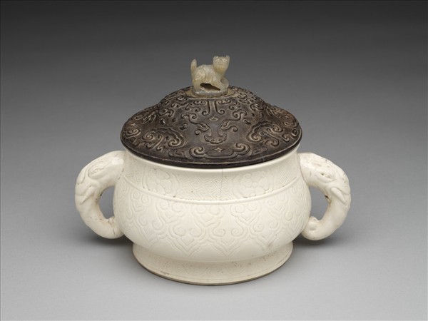 白瓷劃花雲紋象耳爐