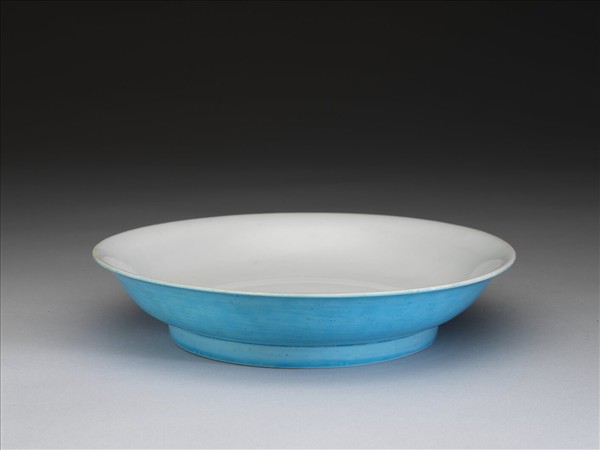 孔雀藍釉白裡劃花盤