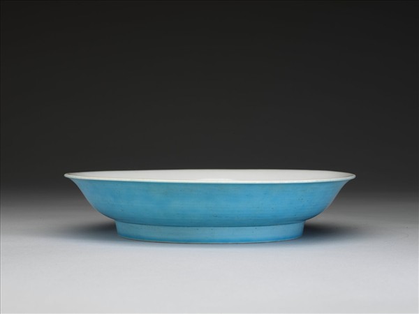 孔雀藍釉白裡劃花盤