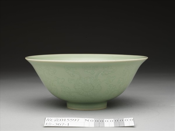 冬青釉劃花花卉紋碗