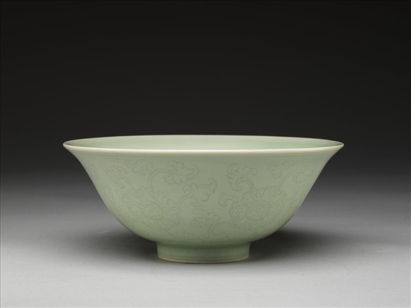 冬青釉劃花花卉紋碗