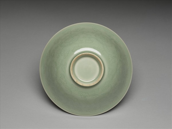 冬青釉劃花花卉紋碗