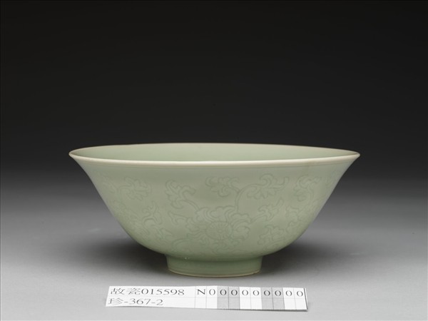 冬青釉劃花花卉紋碗