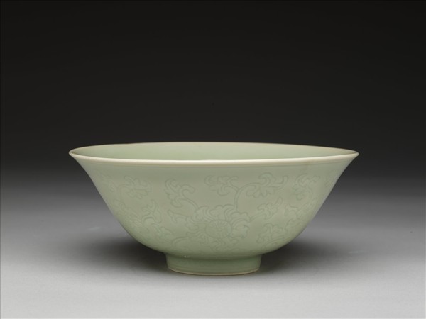 冬青釉劃花花卉紋碗