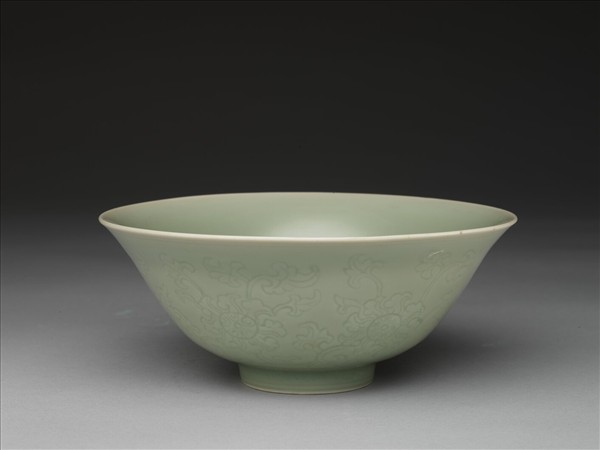 冬青釉劃花花卉紋碗