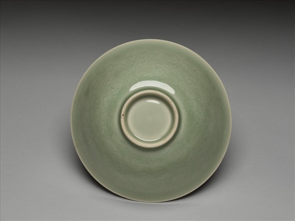 冬青釉劃花花卉紋碗