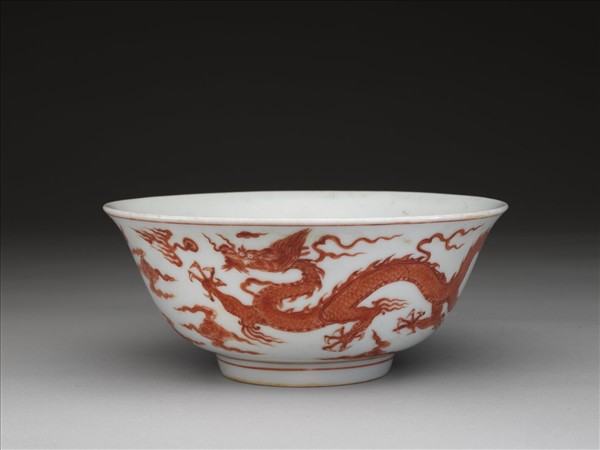 描紅龍紋碗