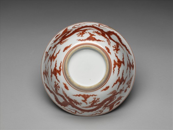 描紅龍紋碗