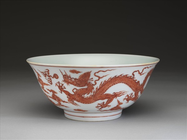 描紅龍紋碗