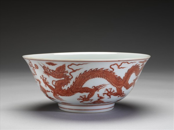描紅龍紋碗
