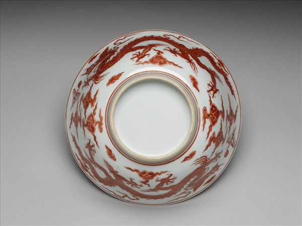 描紅龍紋碗
