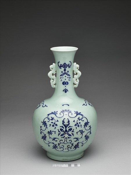 冬青釉藍彩花卉紋夔耳瓶