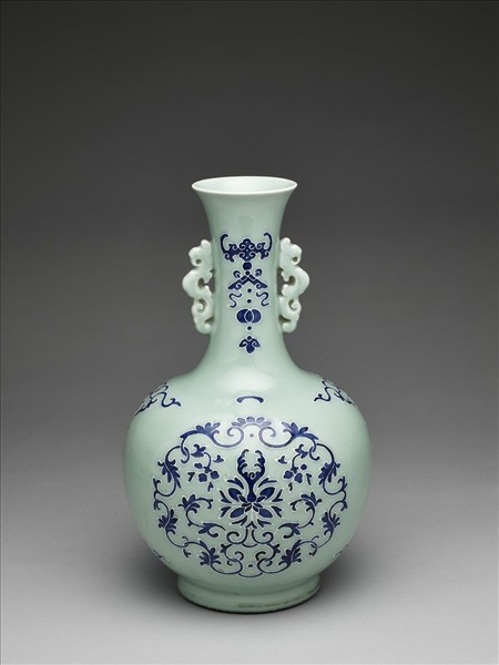 冬青釉藍彩花卉紋夔耳瓶