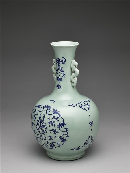 冬青釉藍彩花卉紋夔耳瓶