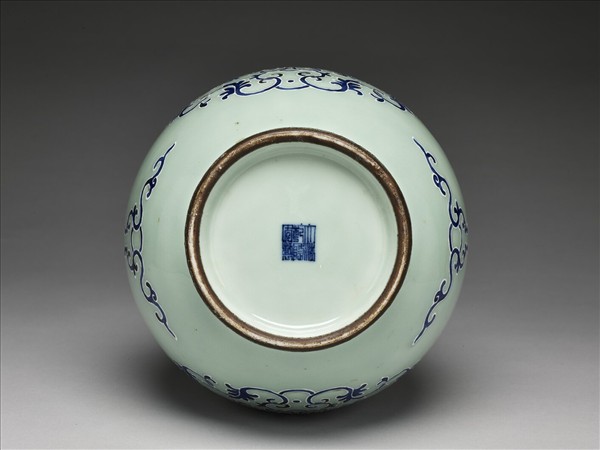 冬青釉藍彩花卉紋夔耳瓶