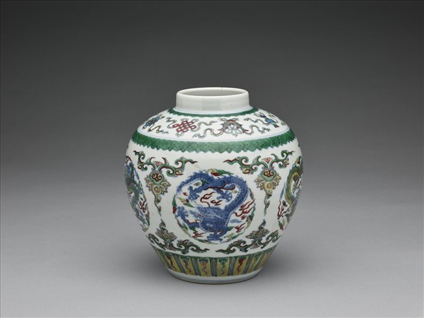鬥彩團龍紋罐