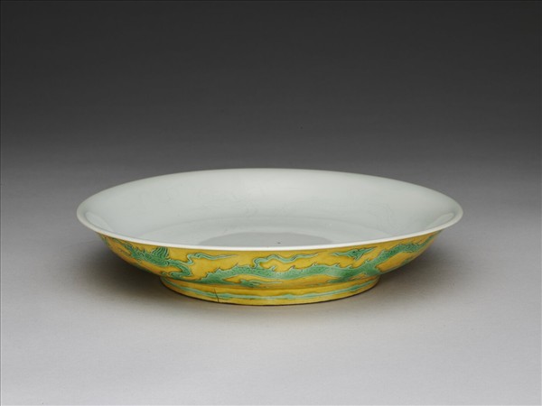 嬌黃釉綠彩龍紋盤