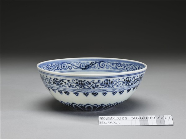 青花蓮瓣花卉紋碗