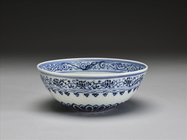 青花蓮瓣花卉紋碗