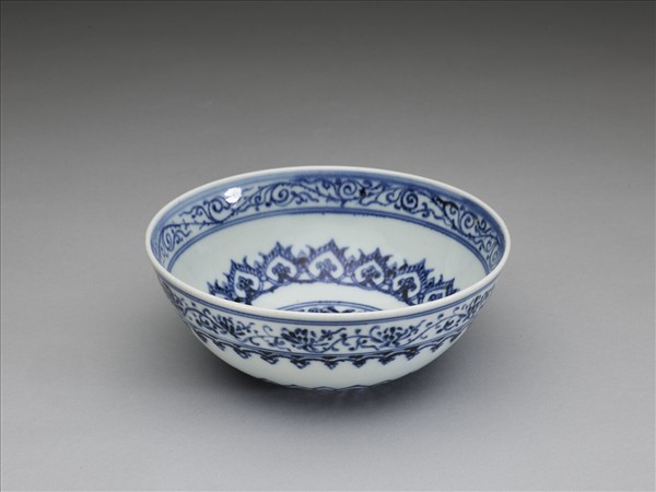 青花蓮瓣花卉紋碗