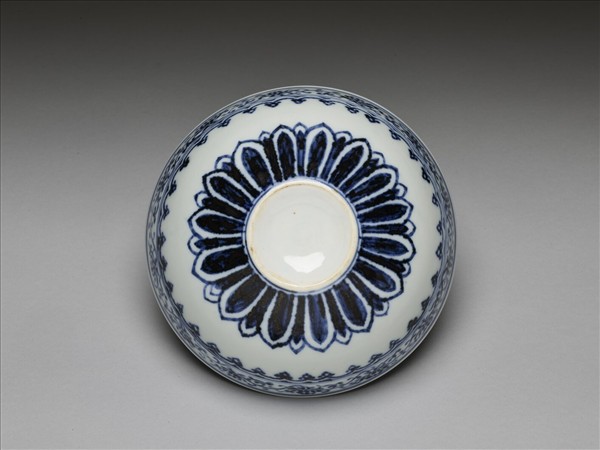 青花蓮瓣花卉紋碗