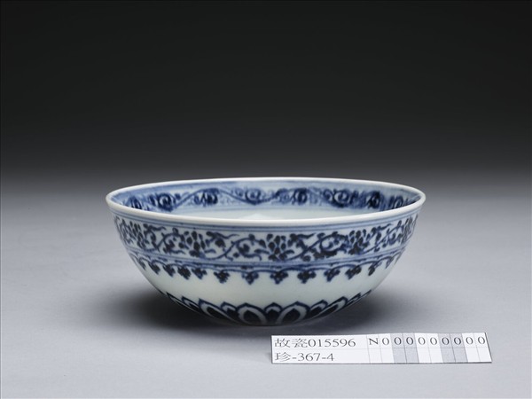 青花蓮瓣花卉紋碗