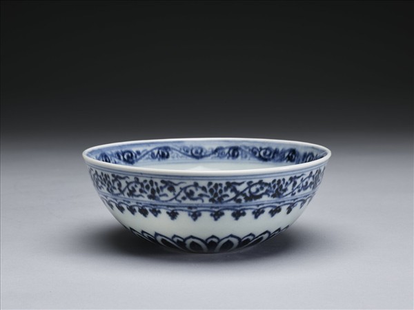青花蓮瓣花卉紋碗