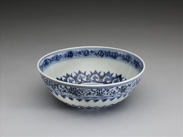 青花蓮瓣花卉紋碗