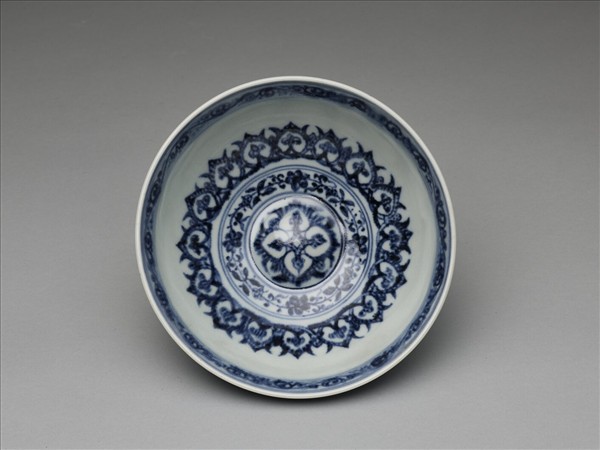 青花蓮瓣花卉紋碗