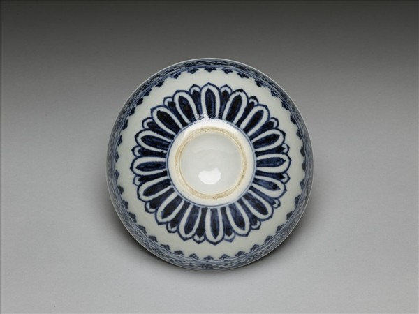 青花蓮瓣花卉紋碗