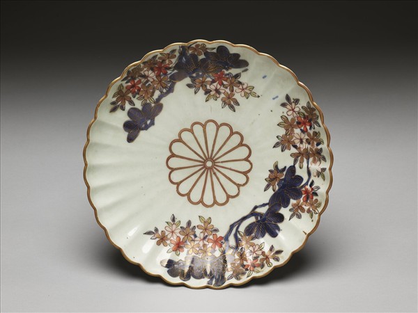 有田窯 五彩花卉紋菊瓣式盤