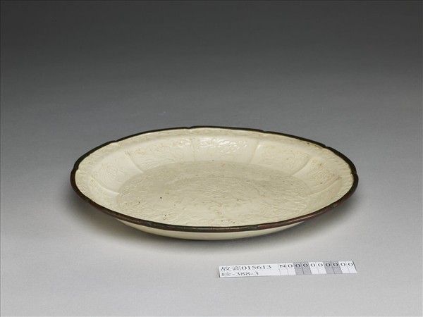 定窯 白瓷印花蓮塘鴛鴦紋牡丹花式盤