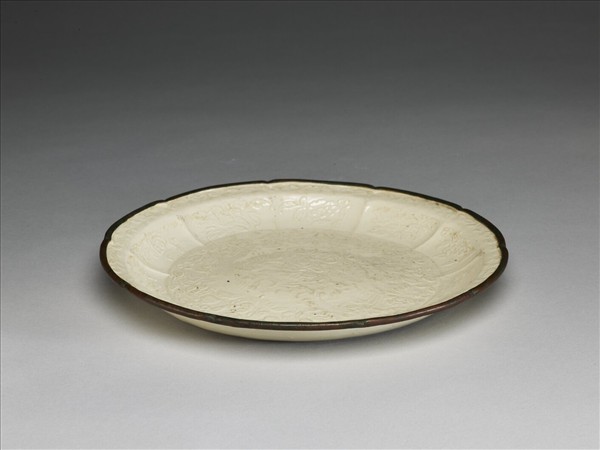 定窯 白瓷印花蓮塘鴛鴦紋牡丹花式盤