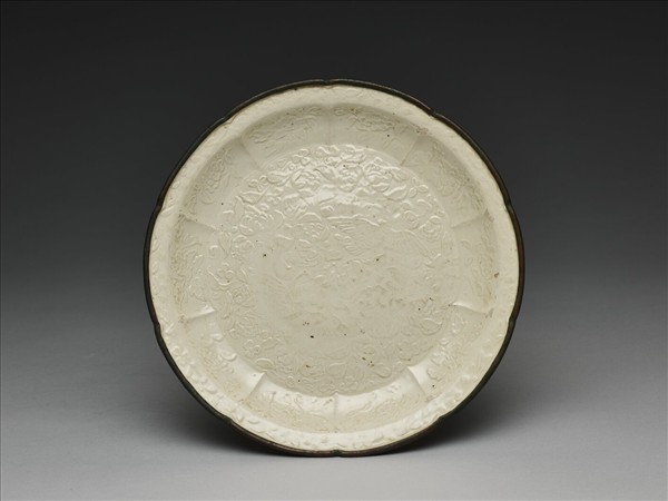 定窯 白瓷印花蓮塘鴛鴦紋牡丹花式盤