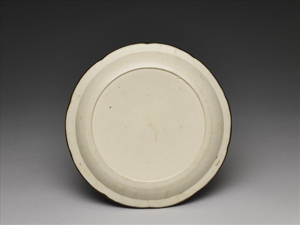 定窯 白瓷印花蓮塘鴛鴦紋牡丹花式盤